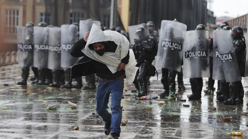 Protesters, one with a sign that reads in Spanish 