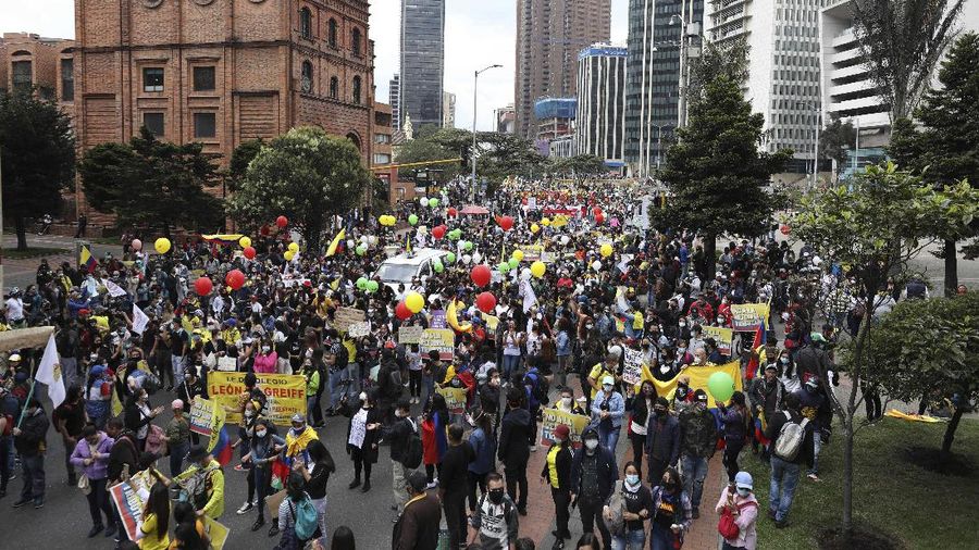 Protesters, one with a sign that reads in Spanish 