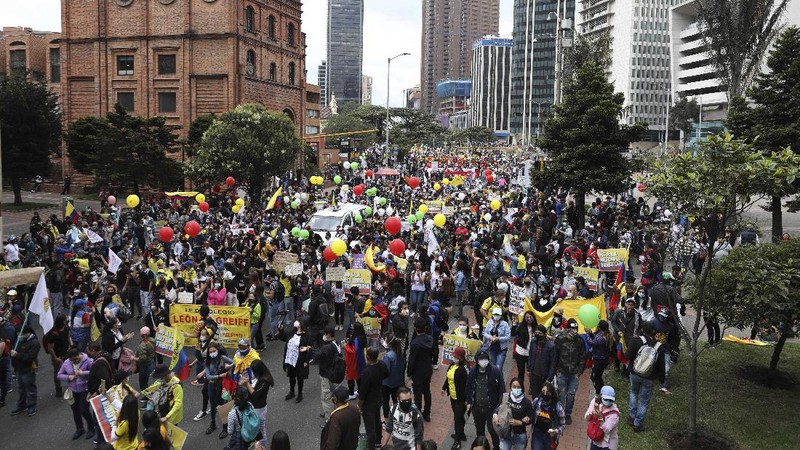 Protesters, one with a sign that reads in Spanish 