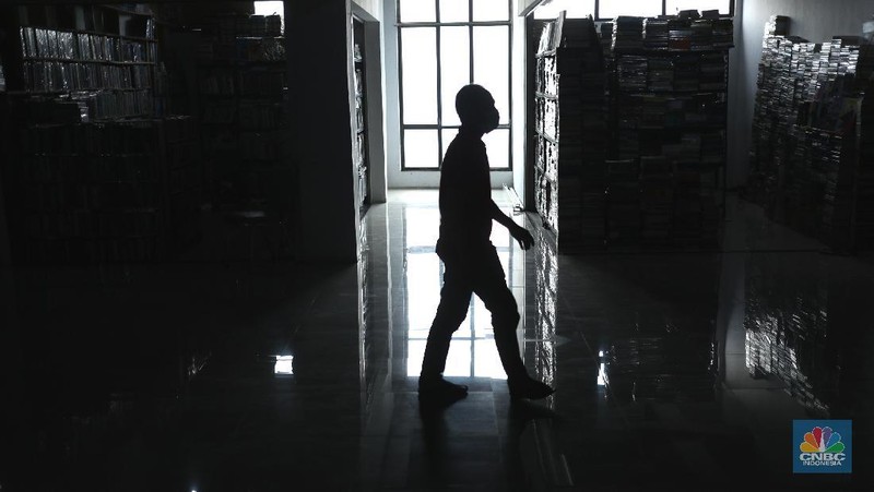 Sejumlah pedagang merapikan buku bacaan di Pasar Kenari, Jakarta, Kamis (29/4/2021). Pasar Buku Kenari sangat sepi dari pengunjung di tengah masa pandemi Covid-19. Pantauan CNBC Indonesia sesekali ada warga yang melihat - lihat bahkan membeli buku satu atau dua di Pasar ini. Pasar Buku Kenari menjual berbagai macam buku mulai buku bacaan hingga komik, buku yang dijual merupakan buku bekas ataupun buku baru. Novelia (19) mewakili pedagang buku yang terdampak pandemi covid mengatakan 