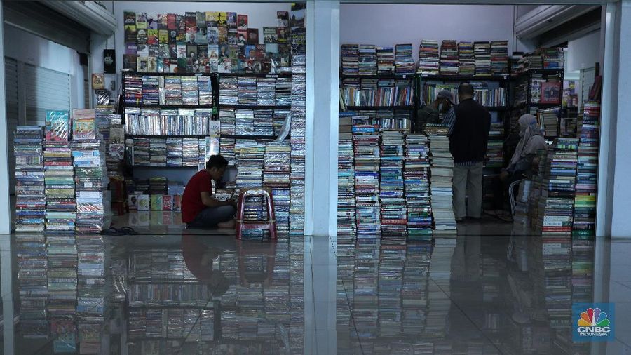 Sejumlah pedagang merapikan buku bacaan di Pasar Kenari, Jakarta, Kamis (29/4/2021). Pasar Buku Kenari sangat sepi dari pengunjung di tengah masa pandemi Covid-19. Pantauan CNBC Indonesia sesekali ada warga yang melihat - lihat bahkan membeli buku satu atau dua di Pasar ini. Pasar Buku Kenari menjual berbagai macam buku mulai buku bacaan hingga komik, buku yang dijual merupakan buku bekas ataupun buku baru. Novelia (19) mewakili pedagang buku yang terdampak pandemi covid mengatakan 