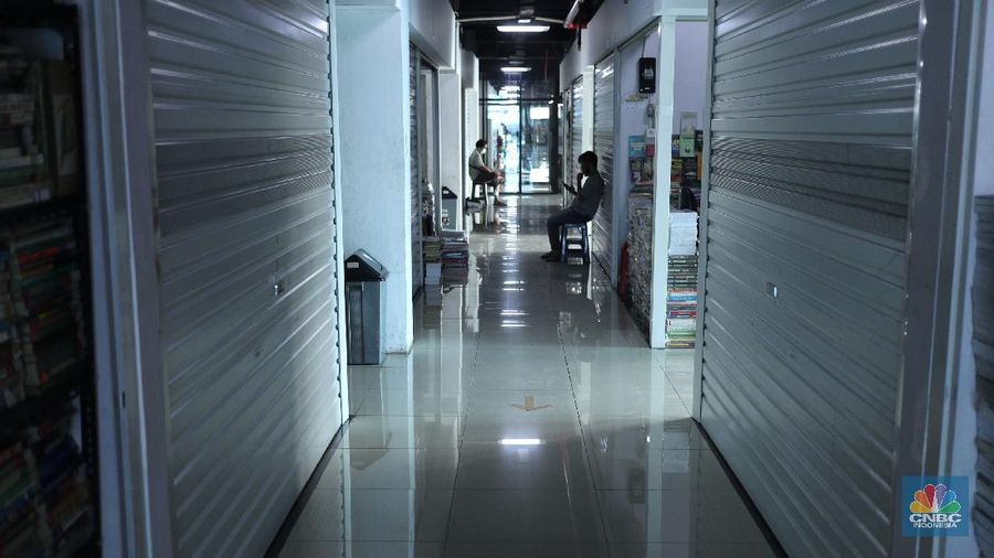 Sejumlah pedagang merapikan buku bacaan di Pasar Kenari, Jakarta, Kamis (29/4/2021). Pasar Buku Kenari sangat sepi dari pengunjung di tengah masa pandemi Covid-19. Pantauan CNBC Indonesia sesekali ada warga yang melihat - lihat bahkan membeli buku satu atau dua di Pasar ini. Pasar Buku Kenari menjual berbagai macam buku mulai buku bacaan hingga komik, buku yang dijual merupakan buku bekas ataupun buku baru. Novelia (19) mewakili pedagang buku yang terdampak pandemi covid mengatakan 