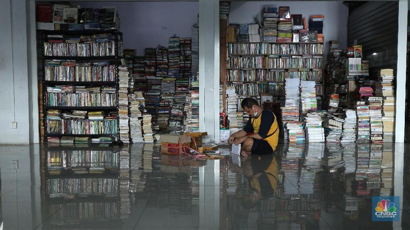 Sejumlah pedagang merapikan buku bacaan di Pasar Kenari, Jakarta, Kamis (29/4/2021). Pasar Buku Kenari sangat sepi dari pengunjung di tengah masa pandemi Covid-19. Pantauan CNBC Indonesia sesekali ada warga yang melihat - lihat bahkan membeli buku satu atau dua di Pasar ini. Pasar Buku Kenari menjual berbagai macam buku mulai buku bacaan hingga komik, buku yang dijual merupakan buku bekas ataupun buku baru. Novelia (19) mewakili pedagang buku yang terdampak pandemi covid mengatakan 