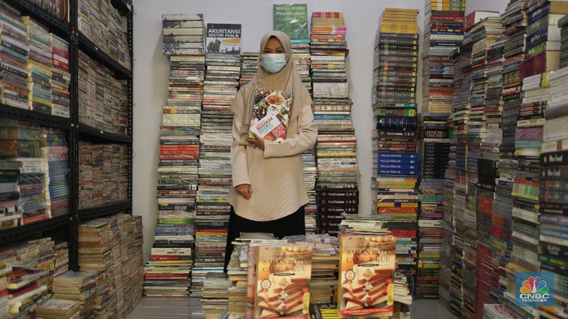 Sejumlah pedagang merapikan buku bacaan di Pasar Kenari, Jakarta, Kamis (29/4/2021). Pasar Buku Kenari sangat sepi dari pengunjung di tengah masa pandemi Covid-19. Pantauan CNBC Indonesia sesekali ada warga yang melihat - lihat bahkan membeli buku satu atau dua di Pasar ini. Pasar Buku Kenari menjual berbagai macam buku mulai buku bacaan hingga komik, buku yang dijual merupakan buku bekas ataupun buku baru. Novelia (19) mewakili pedagang buku yang terdampak pandemi covid mengatakan 