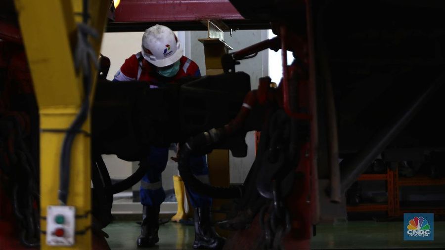 Pekerja beraktivitas melakukan perawatan rutin pada lokomotif di Depo Kereta Cipinang, Jakarta, Kamis (29/4). Terkait aturan larangan mudik yang ditetapkan pemerintah, PT Kereta Api Indonesia (Persero) atau KAI akan memaksimalkan pengoperasian lokomotif untuk membawa gerbong angkutan logistik dan barang, terutama jika nantinya pemerintah melarang/membatasi pengoperasian kereta penumpang. Saat ini KAI sedang menunggu aturan rinci dan arahan dari Kementerian Perhubungan. Seperti diketahui pada ramadan hingga Lebaran nanti, jumlah penumpang KAI diperkirakan anjlok lantaran pemerintah melarang kegiatan mudik. Hingga saat ini PT Kereta Api Indonesia (Persero) atau KAI masih menunggu arahan lebih lanjut dari pemerintah terkait pengaturan transportasi Mudik Hari Raya Idul Fitri pada Mei 2021. Terkait larangan mudik Lebaran 2021 oleh pemerintah, KAI pun menyatakan belum ada pembatalan tiket untuk mudik karena penjualan KA jarak jauh baru dibuka sampai 30 April 2021.
Sejauh ini, penjualan tiket kereta pun masih normal, atau belum ada peningkatan yang signifikan. (CNBC Indonesia/ Muhammad Sabki)