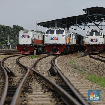 Intip Perawatan Lokomotif di Depo Kereta Api Cipinang Jakarta