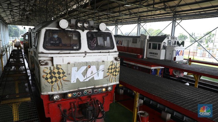 Perawatan kereta api di Depo Kereta Cipinang Pekerja beraktivitas melakukan perawatan rutin pada lokomotif di Depo Kereta Cipinang, Jakarta, Kamis (29/4). Terkait aturan larangan mudik yang ditetapkan pemerintah, PT Kereta Api Indonesia (Persero) atau KAI akan memaksimalkan pengoperasian lokomotif untuk membawa gerbong angkutan logistik dan barang, terutama jika nantinya pemerintah melarang/membatasi pengoperasian kereta penumpang. Saat ini KAI sedang menunggu aturan rinci dan arahan dari Kementerian Perhubungan. Seperti diketahui pada ramadan hingga Lebaran nanti, jumlah penumpang KAI diperkirakan anjlok lantaran pemerintah melarang kegiatan mudik. Hingga saat ini PT Kereta Api Indonesia (Persero) atau KAI masih menunggu arahan lebih lanjut dari pemerintah terkait pengaturan transportasi Mudik Hari Raya Idul Fitri pada Mei 2021. Terkait larangan mudik Lebaran 2021 oleh pemerintah, KAI pun menyatakan belum ada pembatalan tiket untuk mudik karena penjualan KA jarak jauh baru dibuka sampai 30 April 2021.
Sejauh ini, penjualan tiket kereta pun masih normal, atau belum ada peningkatan yang signifikan. (CNBC Indonesia/ Muhammad Sabki)
