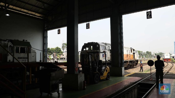 Perawatan kereta api di Depo Kereta Cipinang Pekerja beraktivitas melakukan perawatan rutin pada lokomotif di Depo Kereta Cipinang, Jakarta, Kamis (29/4). Terkait aturan larangan mudik yang ditetapkan pemerintah, PT Kereta Api Indonesia (Persero) atau KAI akan memaksimalkan pengoperasian lokomotif untuk membawa gerbong angkutan logistik dan barang, terutama jika nantinya pemerintah melarang/membatasi pengoperasian kereta penumpang. Saat ini KAI sedang menunggu aturan rinci dan arahan dari Kementerian Perhubungan. Seperti diketahui pada ramadan hingga Lebaran nanti, jumlah penumpang KAI diperkirakan anjlok lantaran pemerintah melarang kegiatan mudik. Hingga saat ini PT Kereta Api Indonesia (Persero) atau KAI masih menunggu arahan lebih lanjut dari pemerintah terkait pengaturan transportasi Mudik Hari Raya Idul Fitri pada Mei 2021. Terkait larangan mudik Lebaran 2021 oleh pemerintah, KAI pun menyatakan belum ada pembatalan tiket untuk mudik karena penjualan KA jarak jauh baru dibuka sampai 30 April 2021.
Sejauh ini, penjualan tiket kereta pun masih normal, atau belum ada peningkatan yang signifikan. (CNBC Indonesia/ Muhammad Sabki)