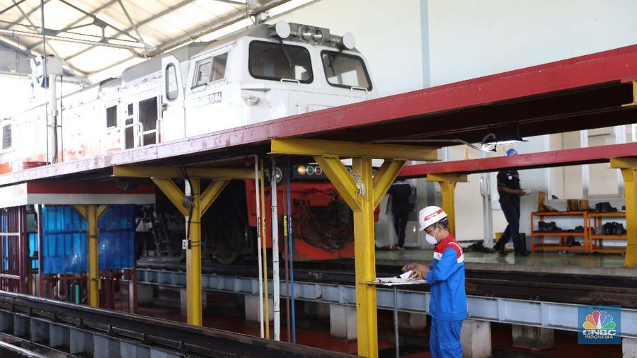 Pekerja beraktivitas melakukan perawatan rutin pada lokomotif di Depo Kereta Cipinang, Jakarta, Kamis (29/4). Terkait aturan larangan mudik yang ditetapkan pemerintah, PT Kereta Api Indonesia (Persero) atau KAI akan memaksimalkan pengoperasian lokomotif untuk membawa gerbong angkutan logistik dan barang, terutama jika nantinya pemerintah melarang/membatasi pengoperasian kereta penumpang. Saat ini KAI sedang menunggu aturan rinci dan arahan dari Kementerian Perhubungan. Seperti diketahui pada ramadan hingga Lebaran nanti, jumlah penumpang KAI diperkirakan anjlok lantaran pemerintah melarang kegiatan mudik. Hingga saat ini PT Kereta Api Indonesia (Persero) atau KAI masih menunggu arahan lebih lanjut dari pemerintah terkait pengaturan transportasi Mudik Hari Raya Idul Fitri pada Mei 2021. Terkait larangan mudik Lebaran 2021 oleh pemerintah, KAI pun menyatakan belum ada pembatalan tiket untuk mudik karena penjualan KA jarak jauh baru dibuka sampai 30 April 2021.
Sejauh ini, penjualan tiket kereta pun masih normal, atau belum ada peningkatan yang signifikan. (CNBC Indonesia/ Muhammad Sabki)