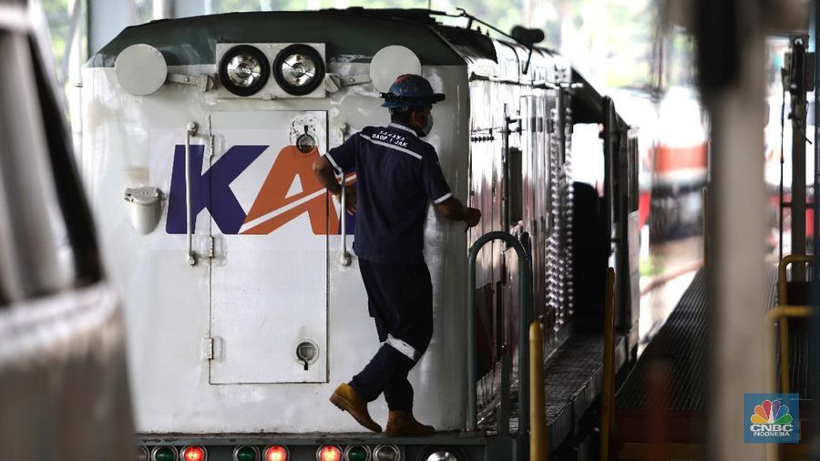 Pekerja beraktivitas melakukan perawatan rutin pada lokomotif di Depo Kereta Cipinang, Jakarta, Kamis (29/4). Terkait aturan larangan mudik yang ditetapkan pemerintah, PT Kereta Api Indonesia (Persero) atau KAI akan memaksimalkan pengoperasian lokomotif untuk membawa gerbong angkutan logistik dan barang, terutama jika nantinya pemerintah melarang/membatasi pengoperasian kereta penumpang. Saat ini KAI sedang menunggu aturan rinci dan arahan dari Kementerian Perhubungan. Seperti diketahui pada ramadan hingga Lebaran nanti, jumlah penumpang KAI diperkirakan anjlok lantaran pemerintah melarang kegiatan mudik. Hingga saat ini PT Kereta Api Indonesia (Persero) atau KAI masih menunggu arahan lebih lanjut dari pemerintah terkait pengaturan transportasi Mudik Hari Raya Idul Fitri pada Mei 2021. Terkait larangan mudik Lebaran 2021 oleh pemerintah, KAI pun menyatakan belum ada pembatalan tiket untuk mudik karena penjualan KA jarak jauh baru dibuka sampai 30 April 2021.
Sejauh ini, penjualan tiket kereta pun masih normal, atau belum ada peningkatan yang signifikan. (CNBC Indonesia/ Muhammad Sabki)