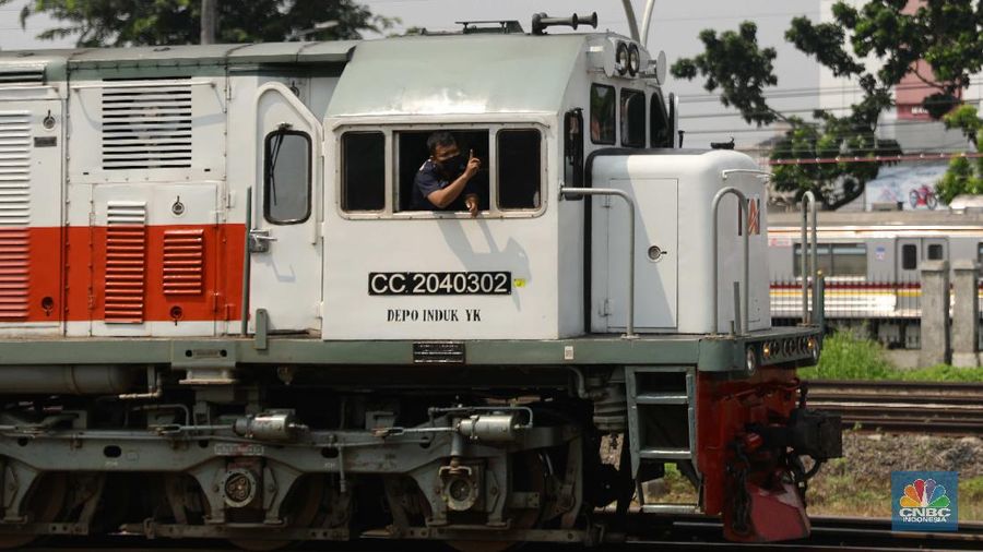 Pekerja beraktivitas melakukan perawatan rutin pada lokomotif di Depo Kereta Cipinang, Jakarta, Kamis (29/4). Terkait aturan larangan mudik yang ditetapkan pemerintah, PT Kereta Api Indonesia (Persero) atau KAI akan memaksimalkan pengoperasian lokomotif untuk membawa gerbong angkutan logistik dan barang, terutama jika nantinya pemerintah melarang/membatasi pengoperasian kereta penumpang. Saat ini KAI sedang menunggu aturan rinci dan arahan dari Kementerian Perhubungan. Seperti diketahui pada ramadan hingga Lebaran nanti, jumlah penumpang KAI diperkirakan anjlok lantaran pemerintah melarang kegiatan mudik. Hingga saat ini PT Kereta Api Indonesia (Persero) atau KAI masih menunggu arahan lebih lanjut dari pemerintah terkait pengaturan transportasi Mudik Hari Raya Idul Fitri pada Mei 2021. Terkait larangan mudik Lebaran 2021 oleh pemerintah, KAI pun menyatakan belum ada pembatalan tiket untuk mudik karena penjualan KA jarak jauh baru dibuka sampai 30 April 2021.
Sejauh ini, penjualan tiket kereta pun masih normal, atau belum ada peningkatan yang signifikan. (CNBC Indonesia/ Muhammad Sabki)