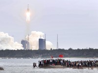 Drama Roket China Jatuh Hantam Bumi & Komentar Pedas AS