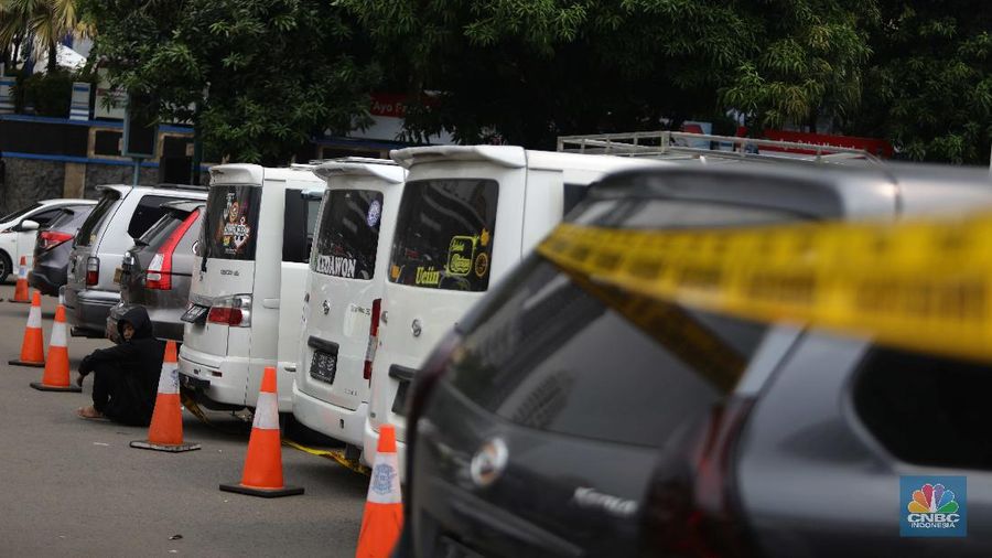 Pemilik kendaraan travel gelap menunggu hasil pemeriksaan usai diamankan petugas kepolisian di Lapangan Presisi Dit Lantas PMJ, Jakarta, Kamis (29/4/2021). Dit Lantas PMJ berhasil menangkap dan menyita sebanyak 115 kendaraan travel gelap yang beroperasi di wilayah Jakarta dan sekitarnya. Penangkapan itu dalam kurun waktu dua hari operasi yakni 27-28 April 2021 jelang periode larangan mudik. Dikutip dari CNN Indonesia,
Kepala Bidang Humas Polda Metro Jaya Kombes Yusri Yunus menerangkan pengendara travel gelap diamankan karena tidak memiliki izin trayek atau melintas di luar jalur izin trayek. melintas di luar jalur izin trayek.