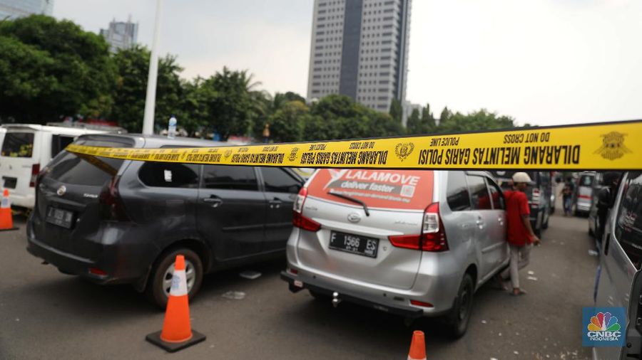 Pemilik kendaraan travel gelap menunggu hasil pemeriksaan usai diamankan petugas kepolisian di Lapangan Presisi Dit Lantas PMJ, Jakarta, Kamis (29/4/2021). Dit Lantas PMJ berhasil menangkap dan menyita sebanyak 115 kendaraan travel gelap yang beroperasi di wilayah Jakarta dan sekitarnya. Penangkapan itu dalam kurun waktu dua hari operasi yakni 27-28 April 2021 jelang periode larangan mudik. Dikutip dari CNN Indonesia, 
Kepala Bidang Humas Polda Metro Jaya Kombes Yusri Yunus menerangkan pengendara travel gelap diamankan karena tidak memiliki izin trayek atau melintas di luar jalur izin trayek. melintas di luar jalur izin trayek. 