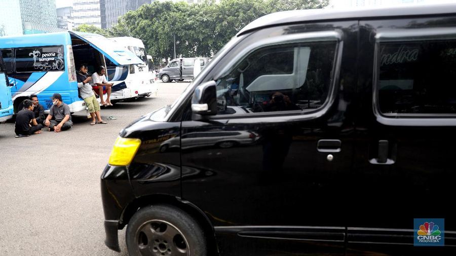Pemilik kendaraan travel gelap menunggu hasil pemeriksaan usai diamankan petugas kepolisian di Lapangan Presisi Dit Lantas PMJ, Jakarta, Kamis (29/4/2021). Dit Lantas PMJ berhasil menangkap dan menyita sebanyak 115 kendaraan travel gelap yang beroperasi di wilayah Jakarta dan sekitarnya. Penangkapan itu dalam kurun waktu dua hari operasi yakni 27-28 April 2021 jelang periode larangan mudik. Dikutip dari CNN Indonesia, 
Kepala Bidang Humas Polda Metro Jaya Kombes Yusri Yunus menerangkan pengendara travel gelap diamankan karena tidak memiliki izin trayek atau melintas di luar jalur izin trayek. melintas di luar jalur izin trayek. 