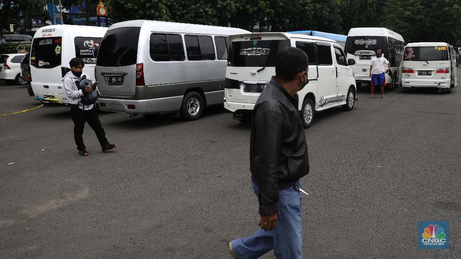 Pemilik kendaraan travel gelap menunggu hasil pemeriksaan usai diamankan petugas kepolisian di Lapangan Presisi Dit Lantas PMJ, Jakarta, Kamis (29/4/2021). Dit Lantas PMJ berhasil menangkap dan menyita sebanyak 115 kendaraan travel gelap yang beroperasi di wilayah Jakarta dan sekitarnya. Penangkapan itu dalam kurun waktu dua hari operasi yakni 27-28 April 2021 jelang periode larangan mudik. Dikutip dari CNN Indonesia, 
Kepala Bidang Humas Polda Metro Jaya Kombes Yusri Yunus menerangkan pengendara travel gelap diamankan karena tidak memiliki izin trayek atau melintas di luar jalur izin trayek. melintas di luar jalur izin trayek. 