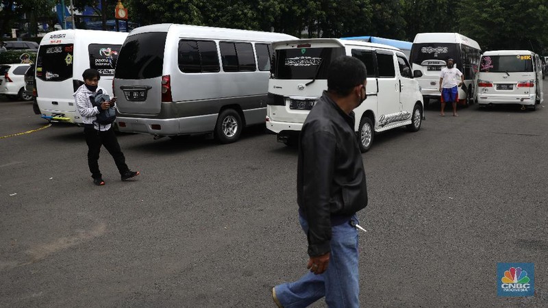 Pemilik kendaraan travel gelap menunggu hasil pemeriksaan usai diamankan petugas kepolisian di Lapangan Presisi Dit Lantas PMJ, Jakarta, Kamis (29/4/2021). Dit Lantas PMJ berhasil menangkap dan menyita sebanyak 115 kendaraan travel gelap yang beroperasi di wilayah Jakarta dan sekitarnya. Penangkapan itu dalam kurun waktu dua hari operasi yakni 27-28 April 2021 jelang periode larangan mudik. Dikutip dari CNN Indonesia, 
Kepala Bidang Humas Polda Metro Jaya Kombes Yusri Yunus menerangkan pengendara travel gelap diamankan karena tidak memiliki izin trayek atau melintas di luar jalur izin trayek. melintas di luar jalur izin trayek. 