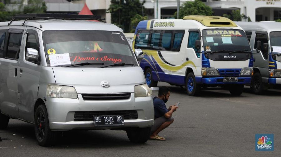 Pemilik kendaraan travel gelap menunggu hasil pemeriksaan usai diamankan petugas kepolisian di Lapangan Presisi Dit Lantas PMJ, Jakarta, Kamis (29/4/2021). Dit Lantas PMJ berhasil menangkap dan menyita sebanyak 115 kendaraan travel gelap yang beroperasi di wilayah Jakarta dan sekitarnya. Penangkapan itu dalam kurun waktu dua hari operasi yakni 27-28 April 2021 jelang periode larangan mudik. Dikutip dari CNN Indonesia, 
Kepala Bidang Humas Polda Metro Jaya Kombes Yusri Yunus menerangkan pengendara travel gelap diamankan karena tidak memiliki izin trayek atau melintas di luar jalur izin trayek. melintas di luar jalur izin trayek. 