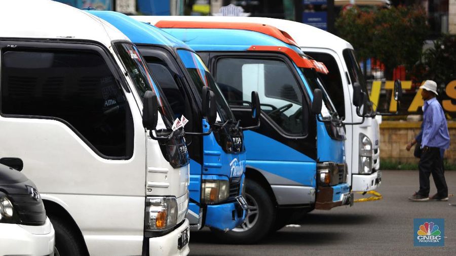 Pemilik kendaraan travel gelap menunggu hasil pemeriksaan usai diamankan petugas kepolisian di Lapangan Presisi Dit Lantas PMJ, Jakarta, Kamis (29/4/2021). Dit Lantas PMJ berhasil menangkap dan menyita sebanyak 115 kendaraan travel gelap yang beroperasi di wilayah Jakarta dan sekitarnya. Penangkapan itu dalam kurun waktu dua hari operasi yakni 27-28 April 2021 jelang periode larangan mudik. Dikutip dari CNN Indonesia, 
Kepala Bidang Humas Polda Metro Jaya Kombes Yusri Yunus menerangkan pengendara travel gelap diamankan karena tidak memiliki izin trayek atau melintas di luar jalur izin trayek. melintas di luar jalur izin trayek. 