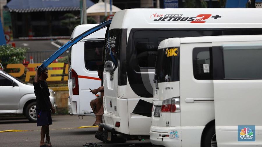 Pemilik kendaraan travel gelap menunggu hasil pemeriksaan usai diamankan petugas kepolisian di Lapangan Presisi Dit Lantas PMJ, Jakarta, Kamis (29/4/2021). Dit Lantas PMJ berhasil menangkap dan menyita sebanyak 115 kendaraan travel gelap yang beroperasi di wilayah Jakarta dan sekitarnya. Penangkapan itu dalam kurun waktu dua hari operasi yakni 27-28 April 2021 jelang periode larangan mudik. Dikutip dari CNN Indonesia,
Kepala Bidang Humas Polda Metro Jaya Kombes Yusri Yunus menerangkan pengendara travel gelap diamankan karena tidak memiliki izin trayek atau melintas di luar jalur izin trayek. melintas di luar jalur izin trayek.