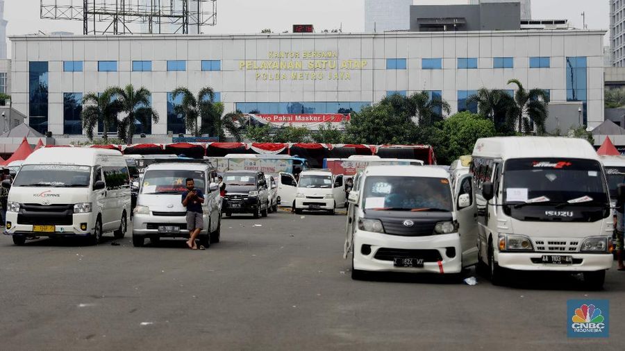 Pemilik kendaraan travel gelap menunggu hasil pemeriksaan usai diamankan petugas kepolisian di Lapangan Presisi Dit Lantas PMJ, Jakarta, Kamis (29/4/2021). Dit Lantas PMJ berhasil menangkap dan menyita sebanyak 115 kendaraan travel gelap yang beroperasi di wilayah Jakarta dan sekitarnya. Penangkapan itu dalam kurun waktu dua hari operasi yakni 27-28 April 2021 jelang periode larangan mudik. Dikutip dari CNN Indonesia, 
Kepala Bidang Humas Polda Metro Jaya Kombes Yusri Yunus menerangkan pengendara travel gelap diamankan karena tidak memiliki izin trayek atau melintas di luar jalur izin trayek. melintas di luar jalur izin trayek. 