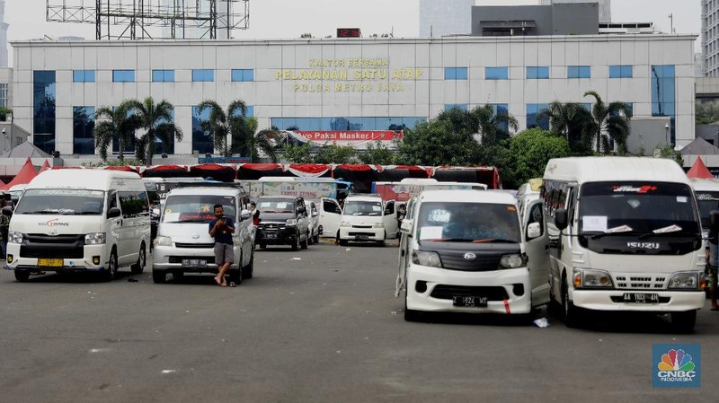 Pemilik kendaraan travel gelap menunggu hasil pemeriksaan usai diamankan petugas kepolisian di Lapangan Presisi Dit Lantas PMJ, Jakarta, Kamis (29/4/2021). Dit Lantas PMJ berhasil menangkap dan menyita sebanyak 115 kendaraan travel gelap yang beroperasi di wilayah Jakarta dan sekitarnya. Penangkapan itu dalam kurun waktu dua hari operasi yakni 27-28 April 2021 jelang periode larangan mudik. Dikutip dari CNN Indonesia, 
Kepala Bidang Humas Polda Metro Jaya Kombes Yusri Yunus menerangkan pengendara travel gelap diamankan karena tidak memiliki izin trayek atau melintas di luar jalur izin trayek. melintas di luar jalur izin trayek. 