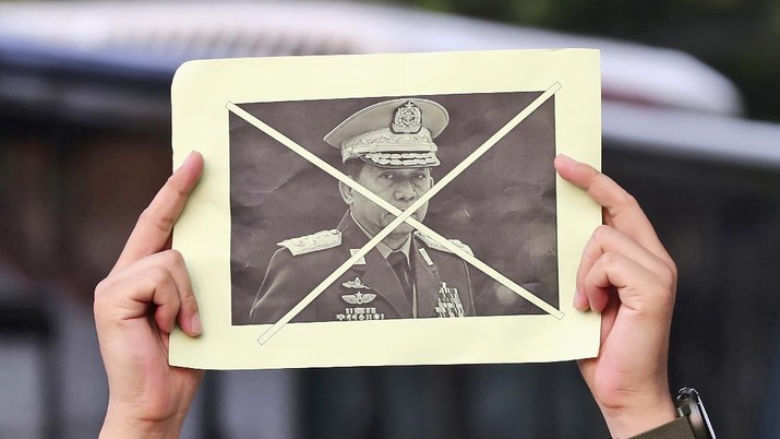 Seorang aktivis memegang potret Panglima Tertinggi Myanmar Jenderal Min Aung Hlaing An activist holds up a defaced portrait of Myanmar's Commander-in-Chief Senior General Min Aung Hlaing during a rally against the military coup in Jakarta, Indonesia, Saturday, April 24, 2021. Southeast Asian leaders met Myanmar's top general and coup leader in an emergency summit in Indonesia Saturday, and are expected to press calls for an end to violence by security forces that has left hundreds of protesters dead as well as the release of Aung San Suu Kyi and other political detainees. (AP Photo/Tatan Syuflana)
