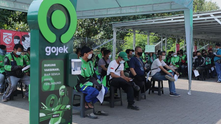 Petugas kesehatan menyuntikkan vaksin dosis pertama kepada driver Gojek di Kemayoran, Jakarta, Kamis (29/4/2021). Halodoc dan Gojek berkolaborasi hadirkan pos pelayanan Covid-19 melalui metode Drive thru dan melayani 1.500 dosis vaksin setiap harinya untuk memperkuat upaya Kementerian Kesehatan RI dalam mempercepat Vaksinasi Covid-19 di Indonesia.  (վ/ Tri Susilo)