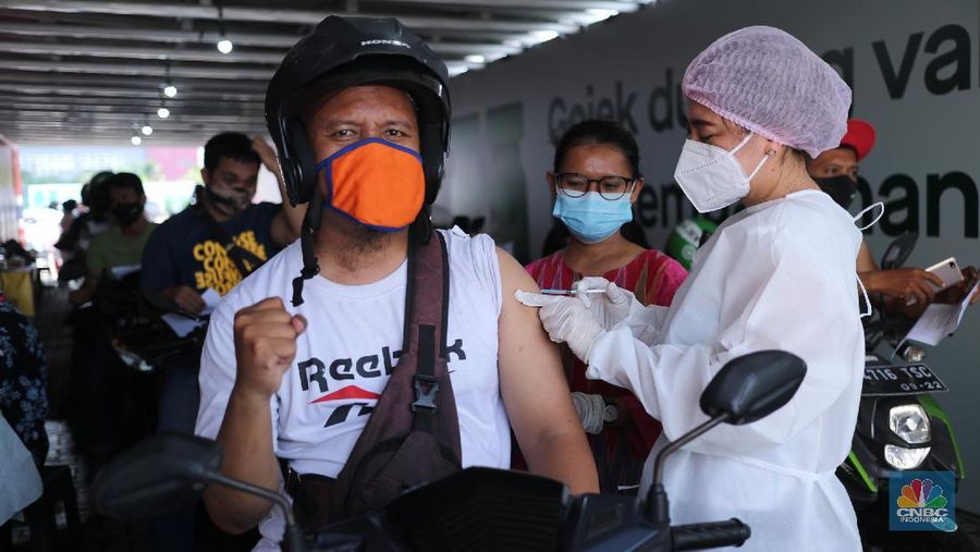 Petugas kesehatan menyuntikkan vaksin dosis pertama kepada driver Gojek di Kemayoran, Jakarta, Kamis (29/4/2021). Halodoc dan Gojek berkolaborasi hadirkan pos pelayanan Covid-19 melalui metode Drive thru dan melayani 1.500 dosis vaksin setiap harinya untuk memperkuat upaya Kementerian Kesehatan RI dalam mempercepat Vaksinasi Covid-19 di Indonesia.  (վ/ Tri Susilo)