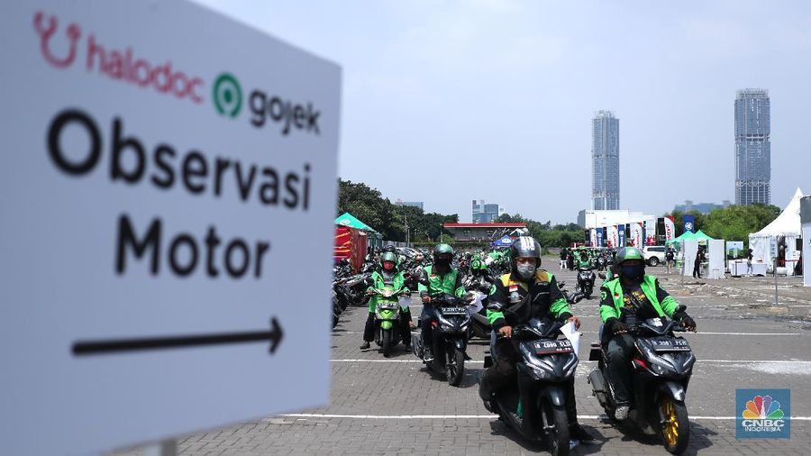 Petugas kesehatan menyuntikkan vaksin dosis pertama kepada driver Gojek di Kemayoran, Jakarta, Kamis (29/4/2021). Halodoc dan Gojek berkolaborasi hadirkan pos pelayanan Covid-19 melalui metode Drive thru dan melayani 1.500 dosis vaksin setiap harinya untuk memperkuat upaya Kementerian Kesehatan RI dalam mempercepat Vaksinasi Covid-19 di Indonesia.  (CNBC Indonesia/ Tri Susilo)