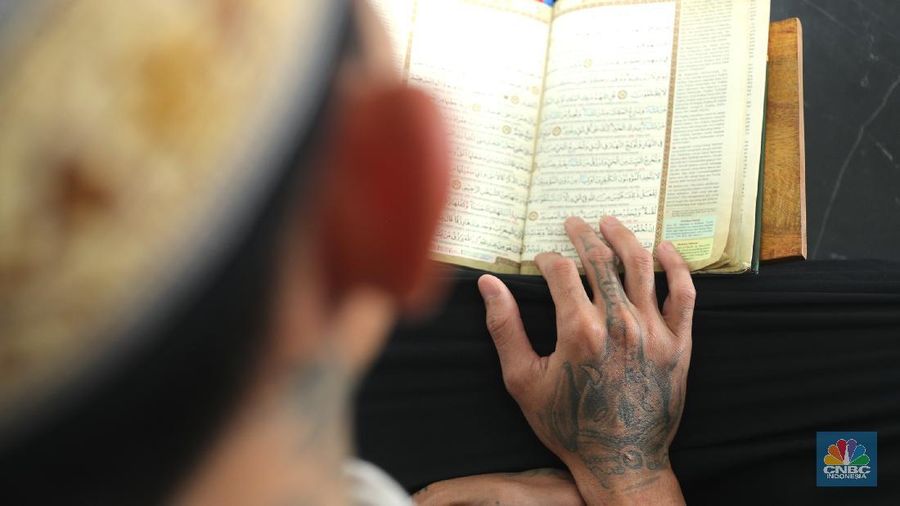 Peserta menjalani penghapusan tato dengan mesin laser di Masjid Baitul Muhyi, Jakarta, Jumat (30/4/2021). Dalam rangka bulan suci Ramadhan, IMS bekerjasama dengandengan Baznas (Bazis) DKI Jakarta menggelar layanan hapus tato gratis. Adapun peraturan yang harus diikuti pesertapeserta yakni dengan melakukan tes kesehatan serta tes Covid-19 menggunakan genose. Fadil (25) salah satu peserta hapus tato menjelaskan "tato sudah ada 5 tahun dan menghapusnya benar-benar dari kesadaran sendiri serta menghilangkan stigma negatif masyarakat tentang tato yang ada ditubuh saya" jelasnya. Program hapus tato diikuti sebanyak 60 peserta yang sudah mendaftar dengan target kurang lebih 500 orang diseluruh wilayah Jakarta. Panitia menyediakan enam tim medis termasuk tiga alat laser untuk menghapus tato. Metode penghapusan tato membutuhkan waktu utang lebih 30 sampai 1 jam tergantung tingkat kerumitan dan ukuran tato. Gilang Fajar (22) "motivasi menghilangkan tato untuk lebih bermotifasi dalam beribadah" (CNBC Indonesia/ Tri Susilo)