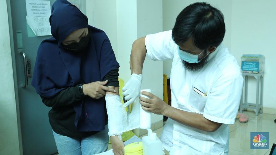 Peserta menjalani penghapusan tato dengan mesin laser di Masjid Baitul Muhyi, Jakarta, Jumat (30/4/2021). Dalam rangka bulan suci Ramadhan, IMS bekerjasama dengandengan Baznas (Bazis) DKI Jakarta menggelar layanan hapus tato gratis. Adapun peraturan yang harus diikuti pesertapeserta yakni dengan melakukan tes kesehatan serta tes Covid-19 menggunakan genose. Fadil (25) salah satu peserta hapus tato menjelaskan 