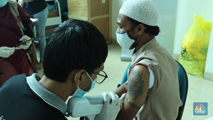 Peserta menjalani penghapusan tato dengan mesin laser di Masjid Baitul Muhyi, Jakarta, Jumat (30/4/2021). Dalam rangka bulan suci Ramadhan, IMS bekerjasama dengandengan Baznas (Bazis) DKI Jakarta menggelar layanan hapus tato gratis. Adapun peraturan yang harus diikuti pesertapeserta yakni dengan melakukan tes kesehatan serta tes Covid-19 menggunakan genose. Fadil (25) salah satu peserta hapus tato menjelaskan 