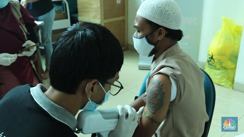 Peserta menjalani penghapusan tato dengan mesin laser di Masjid Baitul Muhyi, Jakarta, Jumat (30/4/2021). Dalam rangka bulan suci Ramadhan, IMS bekerjasama dengandengan Baznas (Bazis) DKI Jakarta menggelar layanan hapus tato gratis. Adapun peraturan yang harus diikuti pesertapeserta yakni dengan melakukan tes kesehatan serta tes Covid-19 menggunakan genose. Fadil (25) salah satu peserta hapus tato menjelaskan 