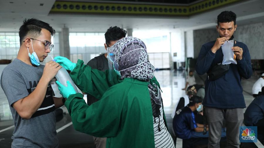 Peserta menjalani penghapusan tato dengan mesin laser di Masjid Baitul Muhyi, Jakarta, Jumat (30/4/2021). Dalam rangka bulan suci Ramadhan, IMS bekerjasama dengandengan Baznas (Bazis) DKI Jakarta menggelar layanan hapus tato gratis. Adapun peraturan yang harus diikuti pesertapeserta yakni dengan melakukan tes kesehatan serta tes Covid-19 menggunakan genose. Fadil (25) salah satu peserta hapus tato menjelaskan 