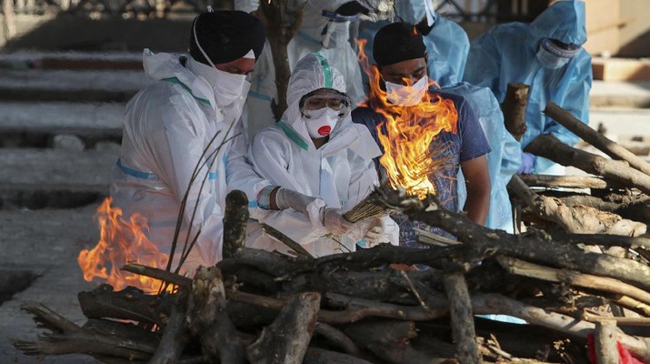 Kremasi India Family members of a person who died due to COVID-19 light the funeral pyre at a crematorium in Jammu, India, Monday, April 26, 2021. (AP Photo/Channi Anand)