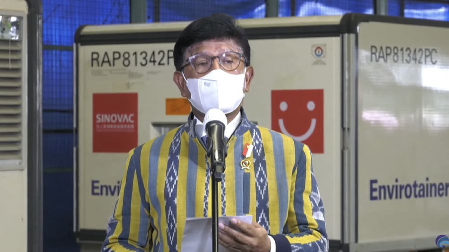 Menteri Komunikasi dan Informatika RI, Johnny G Plate memberikan keterangan pers mengenai edatangan Vaksin COVID-19 Tahap Kesepuluh di Bandara Soekarno-Hatta (Tangkapan Layar Youtube @Kemkominfo TV)