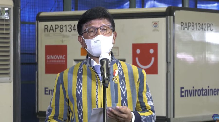 Menteri Komunikasi dan Informatika RI, Johnny G Plate memberikan keterangan pers mengenai edatangan Vaksin COVID-19 Tahap Kesepuluh di Bandara Soekarno-Hatta (Tangkapan Layar Youtube @Kemkominfo TV)