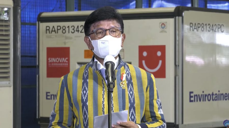 Menteri Komunikasi dan Informatika RI, Johnny G Plate memberikan keterangan pers mengenai edatangan Vaksin COVID-19 Tahap Kesepuluh di Bandara Soekarno-Hatta (Tangkapan Layar Youtube @Kemkominfo TV)