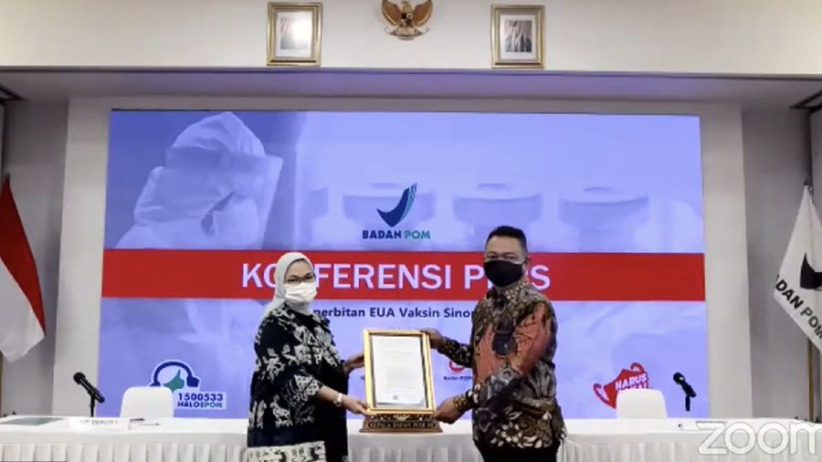 Penyerahan Emergency Use Authorization (EUA) Vaksin Sinopharm dari BPOM ke Kirmia Farma. (Tangkapan Layar Youtube Badan POM RI)