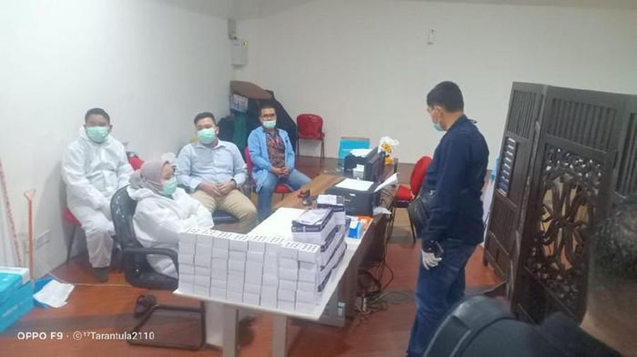 Polisi menggerebek lokasi Layanan Tes Antigen Bekas di Bandara Kualanamu Sumut (Foto: dok. Istimewa)
