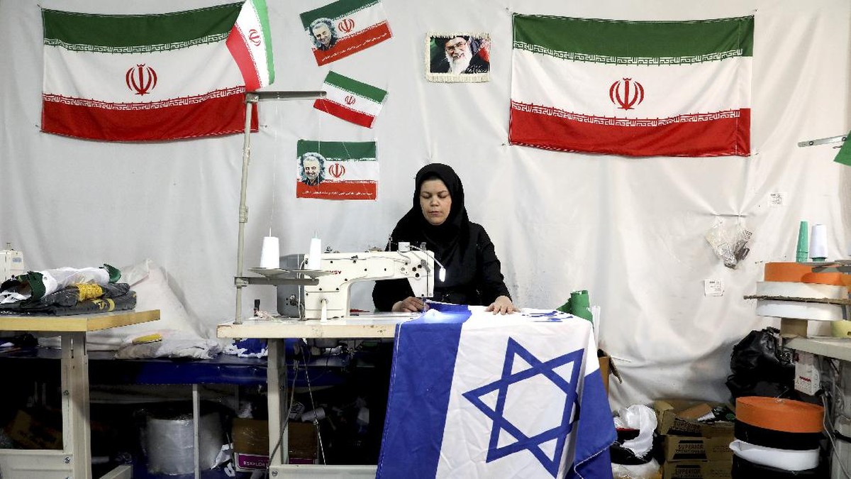seorang-pekerja-menjahit-bendera-israel_169 Alasan Negara Arab Janji ke Iran Tak Akan Bela Israel