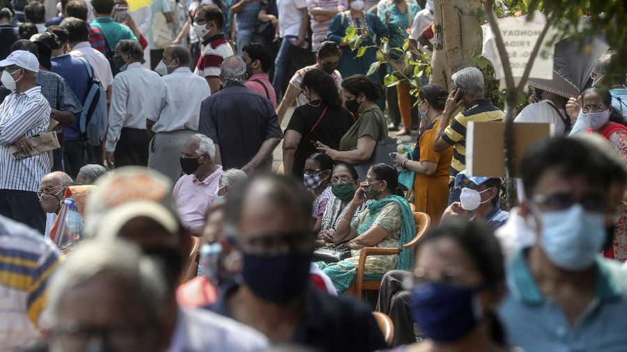 Warga mengantre untuk mendapatkan vaksin COVID-19 di Mumbai, India, Senin, 26 April 2021. (AP / Rafiq Maqbool)