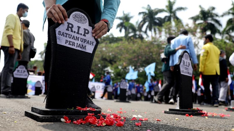 May Day 2021, Massa Buruh Demo UU Cipta Kerja (CNBC Indonesia/Muhammad Sabki)