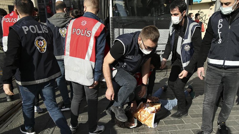 Police officers scuffle with protesters who tried to push through a police barricade blocking acces towards Taksim Square in central Istanbul during May Day protests, Saturday, May 1, 2021. Police in Istanbul detained several demonstrators who tried to march toward Istanbul's symbolic Taksim Square in defiance of the protests ban and the strict lockdown imposed by the government due to the coronavirus outbreak. (AP Photo/Emrah Gurel)