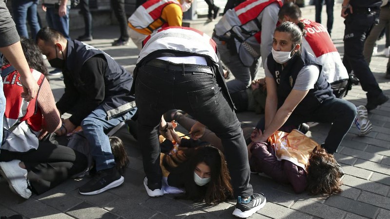 Police officers scuffle with protesters who tried to push through a police barricade blocking acces towards Taksim Square in central Istanbul during May Day protests, Saturday, May 1, 2021. Police in Istanbul detained several demonstrators who tried to march toward Istanbul's symbolic Taksim Square in defiance of the protests ban and the strict lockdown imposed by the government due to the coronavirus outbreak. (AP Photo/Emrah Gurel)