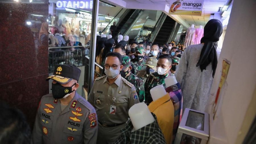 Anies Baswedan di Pasar Tanah Abang, Minggu (2/5/2021).