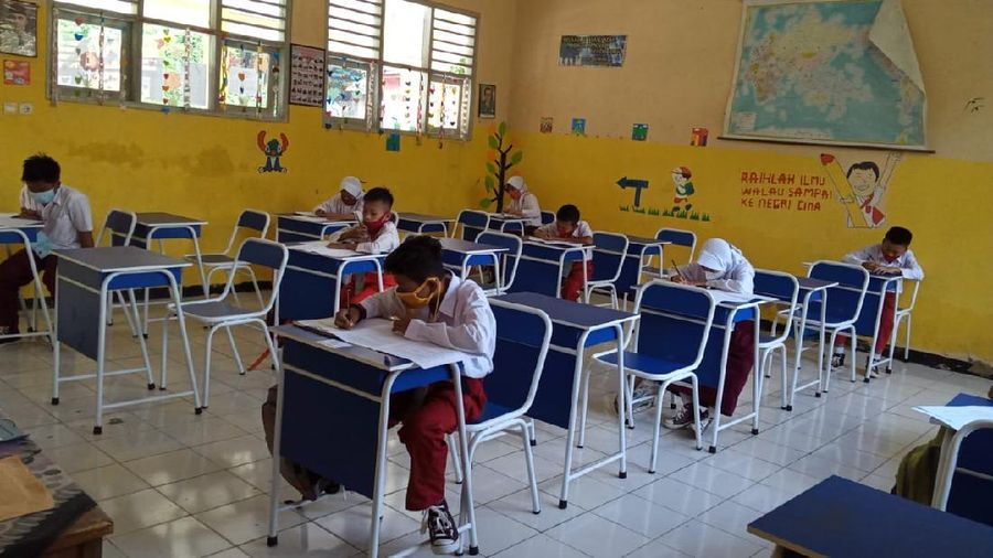 Belajar tatap muka dimulai dari jenjang pendidikan sekolah dasar (SD).