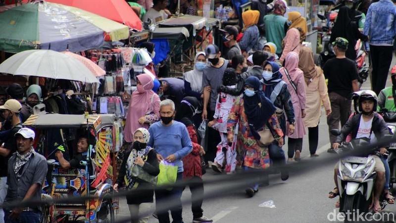 Kerumunan di Pasar Bandung (Yudha Maulana/Detikcom)