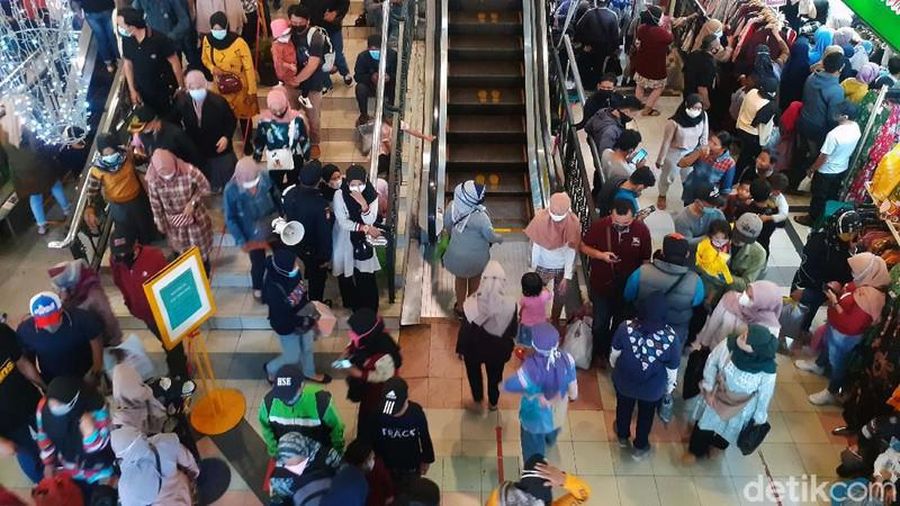 Kerumunan di Pasar Bandung (Yudha Maulana/Detikcom)